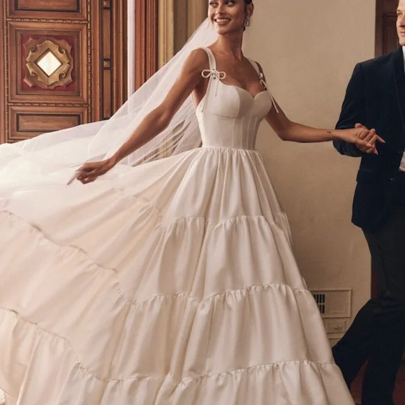 Elegant White Bridal Gown - Picture 1 of 6